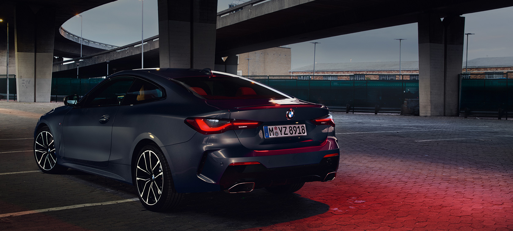 Vista de tres cuartos de la zaga BMW M440i xDrive Coupé G22 2020 BMW M440i xDrive Coupé Dravitgrau metalizado G22 2020 Vista de tres cuartos de la zaga