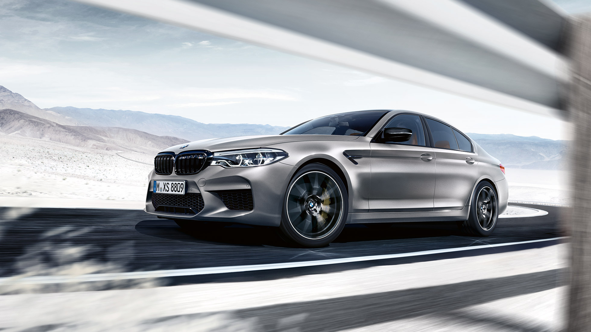 Sistema M xDrive BMW M5 Competition, imagen de tres cuartos del frontal de la berlina deportiva en marcha