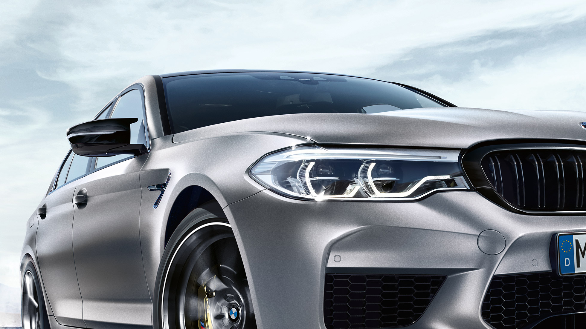 Faros delanteros LED. BMW M5, vista de tres cuartos del frontal con faros delanteros LED