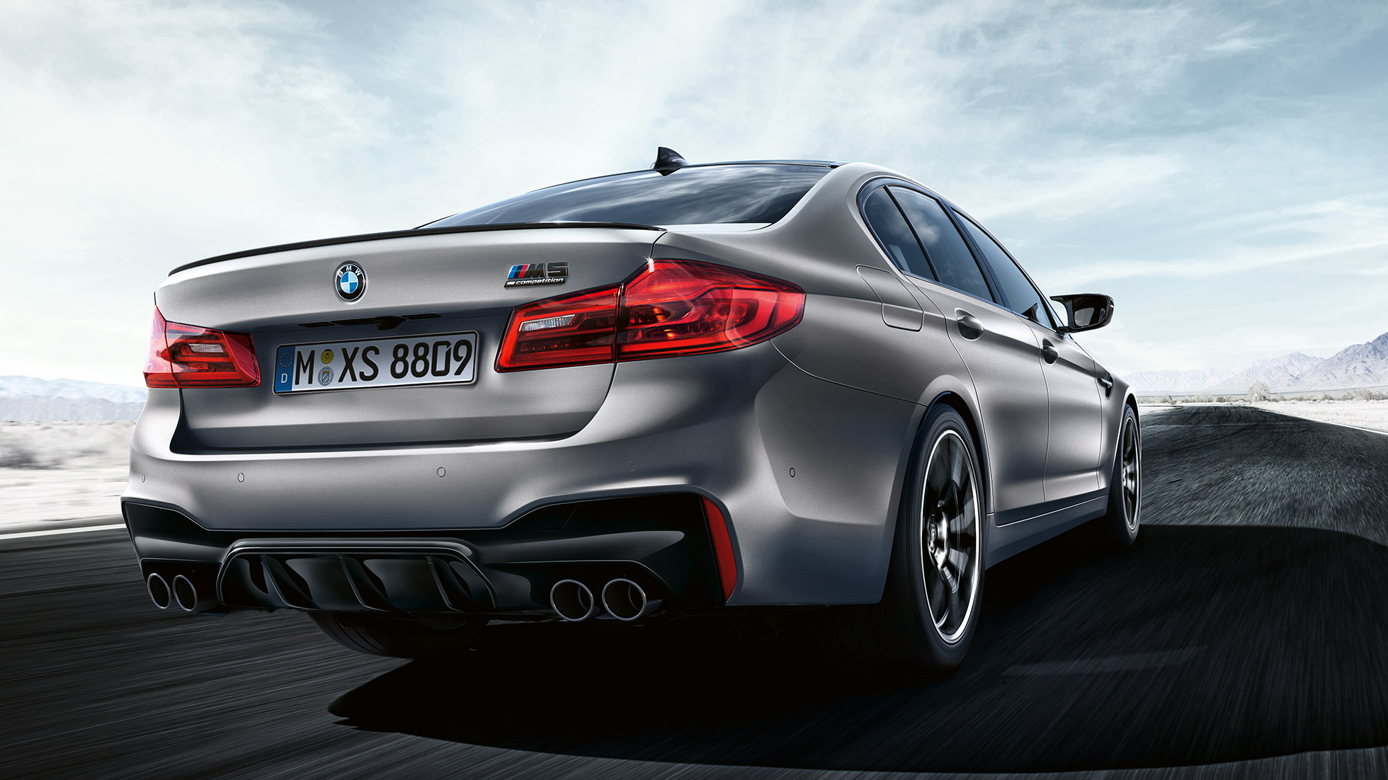 Luces traseras LED BMW M5 Competition, vista de tres cuartos de la zaga de la berlina deportiva