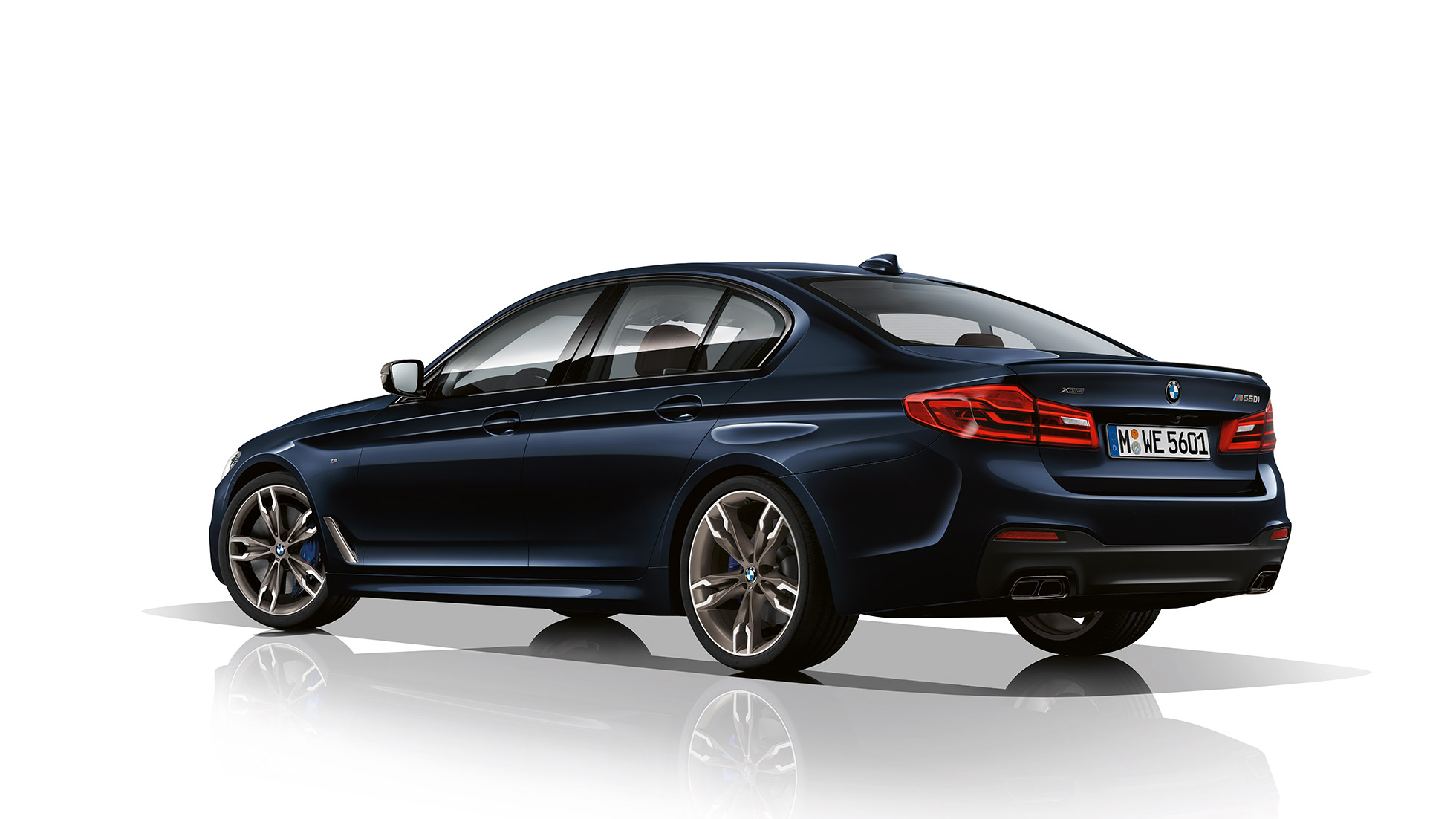 Frenos deportivos M BMW M550i y BMW M550d, vista de tres cuartos del diseño de la zaga