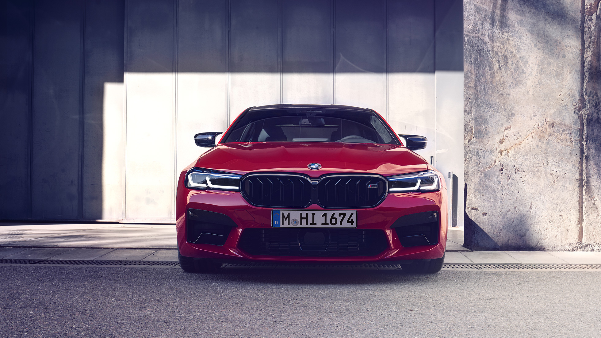 Frontal con nueva parrilla BMW M5 Competition F90 LCI Renovación 2020 Frontal con nueva parrilla BMW M5 Competition F90 LCI Renovación 2020 BMW Individual Imola Rot Vista del frontal