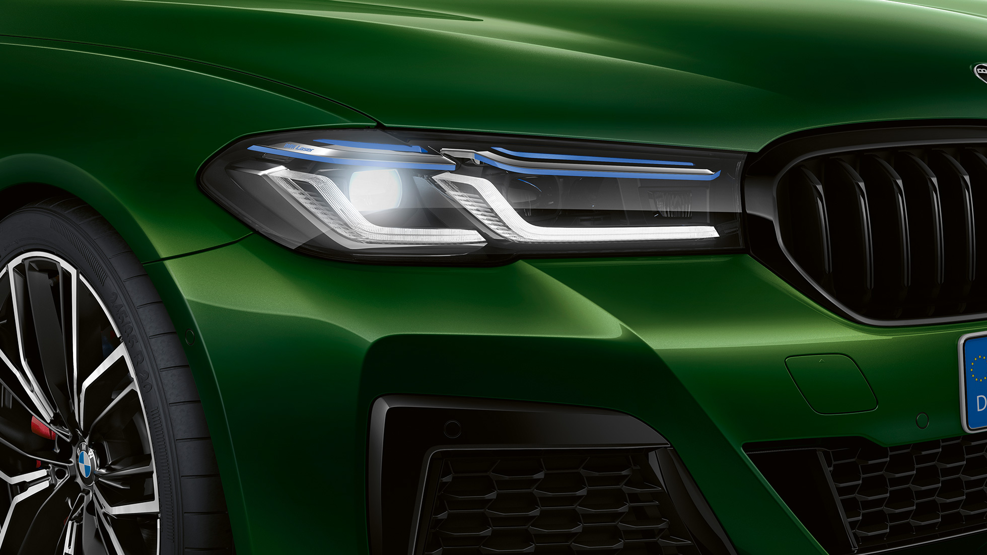 Shadow Line brillante BMW M550i xDrive Berlina G30 LCI Renovación 2020 Shadow Line brillante BMW Individual BMW M550i xDrive Berlina G30 LCI Renovación 2020 BMW Individual Verde Ermes metalizado Primer plano del frontal