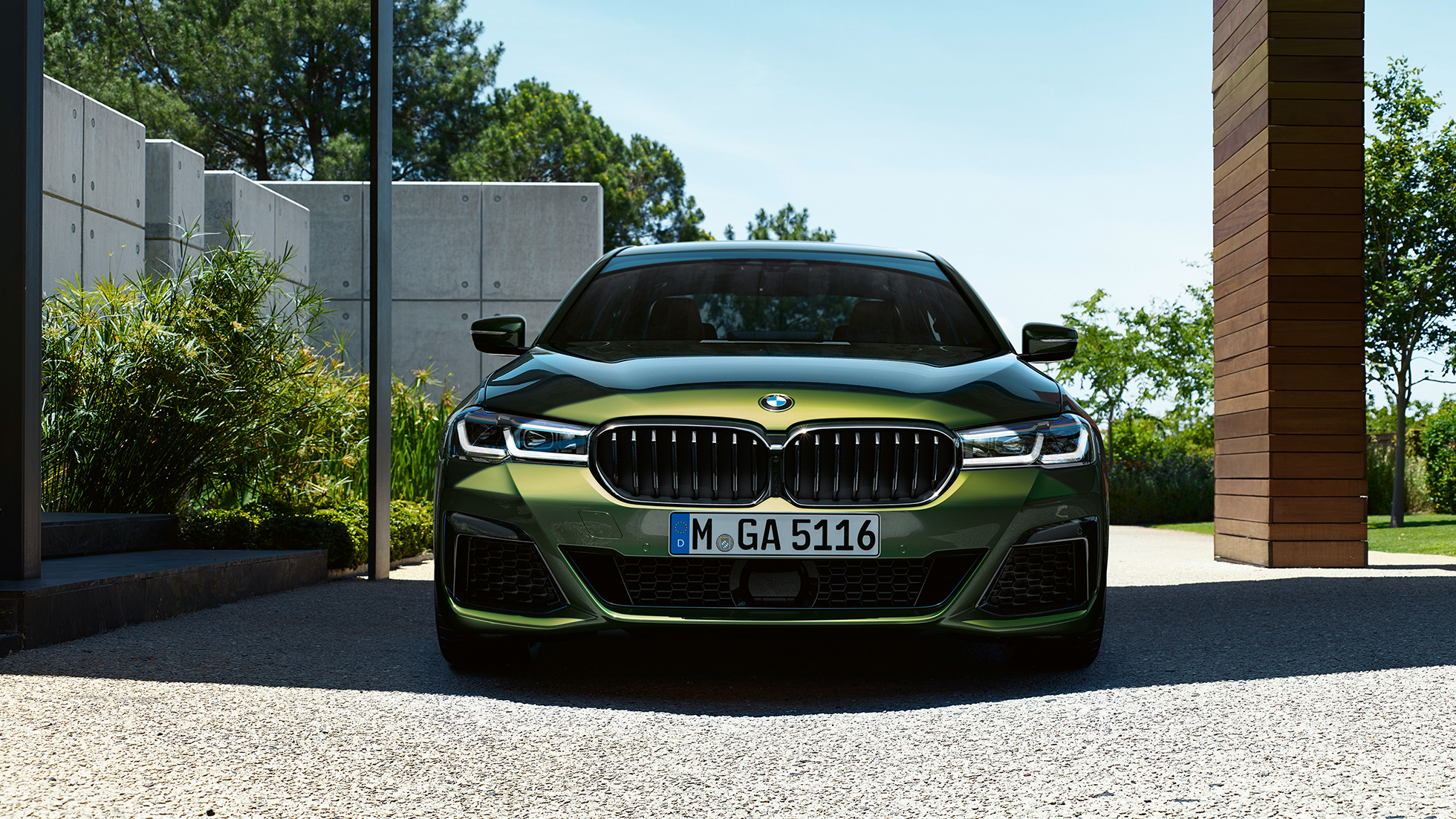 Frontal con nueva parrilla BMW M550i xDrive Berlina G30 LCI Renovación 2020 Frontal con nueva parrilla BMW M550i xDrive Berlina G30 LCI Renovación 2020 BMW Individual Verde Ermes metalizado Vista del frontal