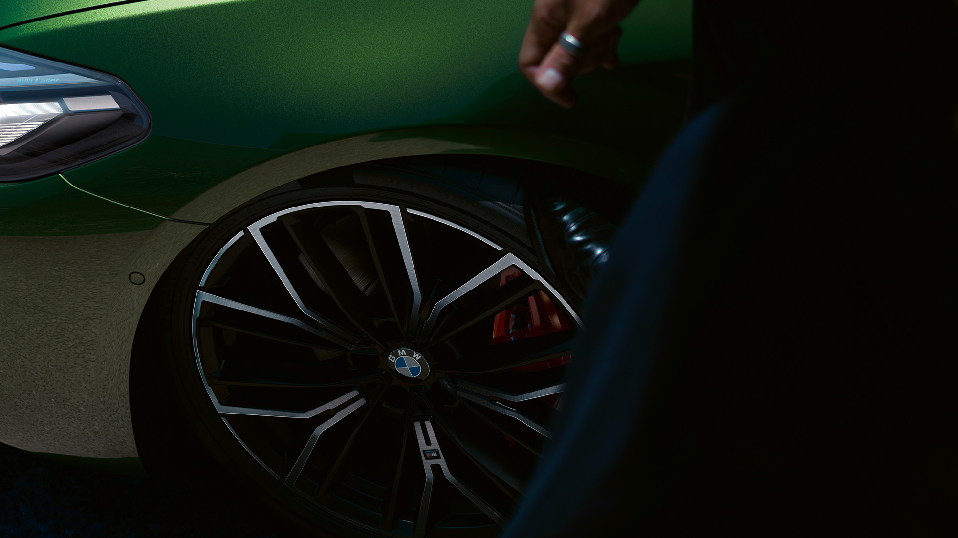 Llanta de aleación ligera M de 20 pulgadas con frenos deportivos M en rojo BMW M550i xDrive Berlina G30 LCI Renovación 2020 Llanta de aleación ligera M de 20 pulgadas con frenos deportivos M en rojo BMW M550i xDrive Berlina G30 LCI Renovación 2020