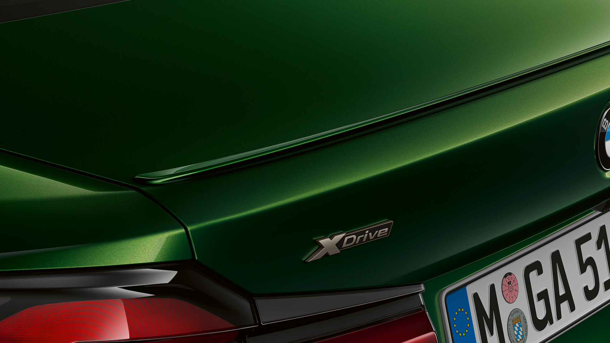 Alerón trasero BMW M550i xDrive Berlina G30 LCI Renovación 2020 Primer plano de zaga Alerón trasero BMW M550i xDrive Berlina G30 LCI Renovación 2020 BMW Individual Verde Ermes metalizado Primer plano de zaga