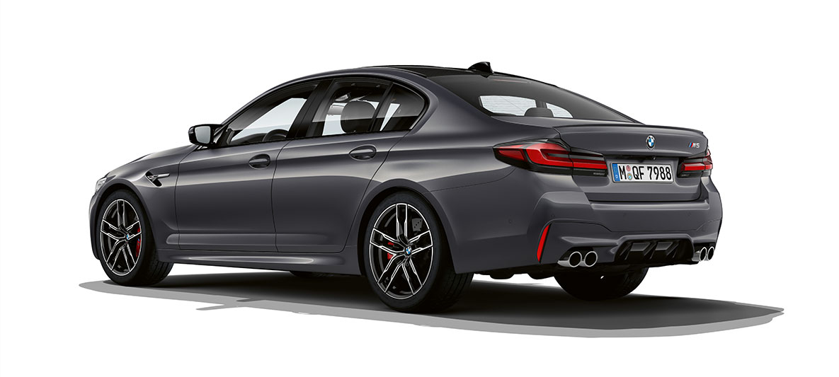 BMW M5 F90 LCI Renovación 2020 Vista de tres cuartos de la zaga BMW M5 F90 LCI Renovación 2020 Brands Hatch Grau metalizado Vista de tres cuartos de la zaga