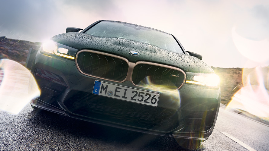 BMW M5 CS F90 2021 Frozen Deep Green metalizado, vista del frontal con faros encendidos