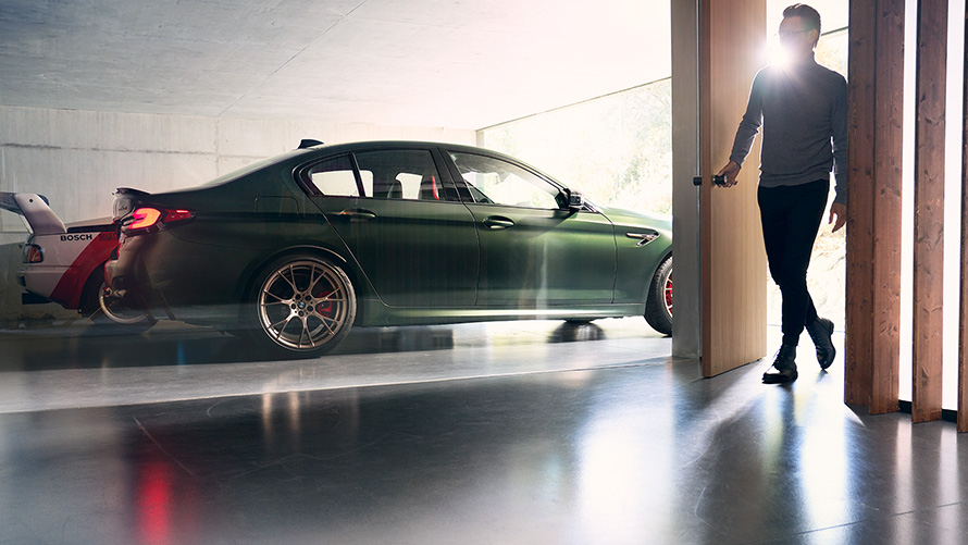 BMW M5 CS F90 2021 Frozen Deep Green metalizado, vista del lateral en garaje
