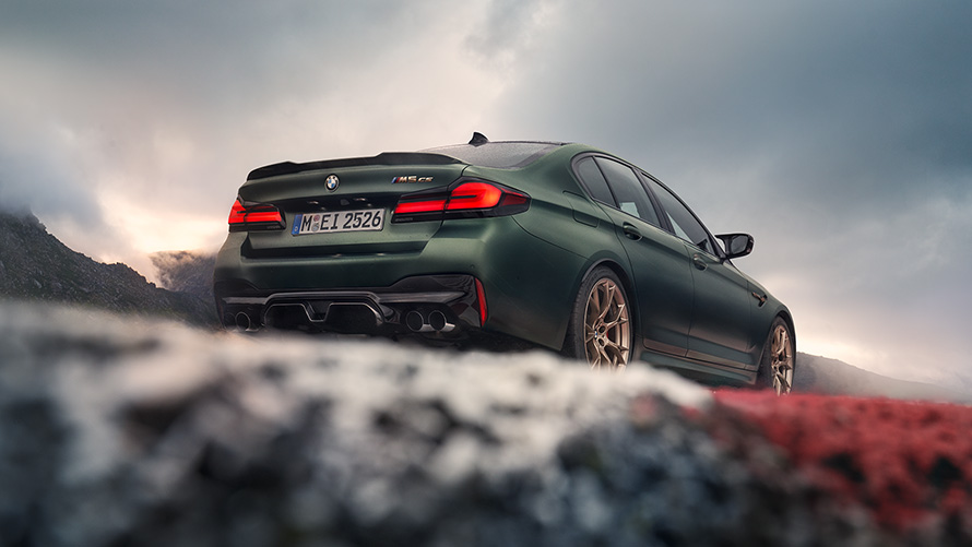 BMW M5 CS F90 2021 Frozen Deep Green metalizado, vista de zaga desde la perspectiva de ángulo bajo