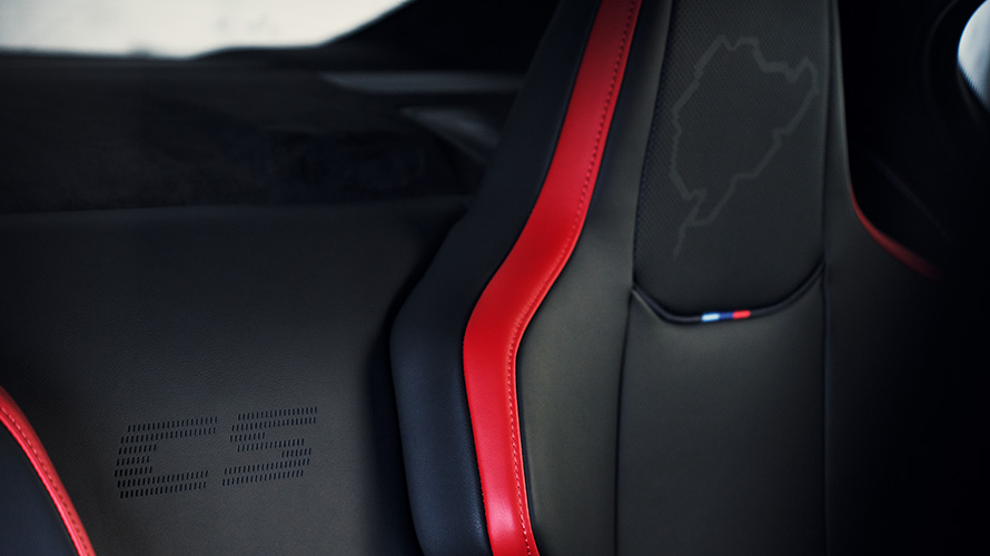 BMW M5 CS F90 2021 Interior, asiento envolvente M de carbono con logo "M5" iluminado y silueta de Nürburgring