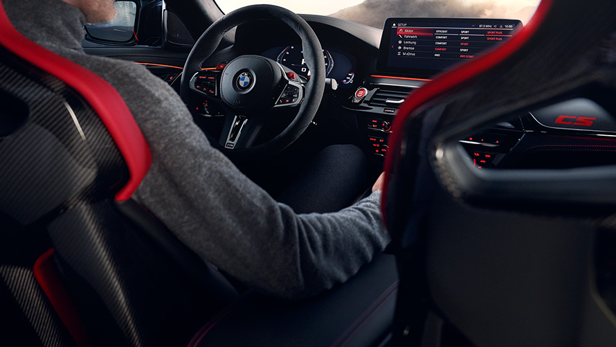 BMW M5 CS F90 2021 Interior, conductor en puesto de conducción 