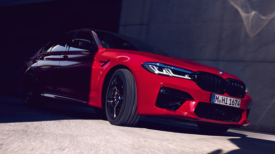 BMW M5 Competition F90 LCI Renovación 2020, vista de tres cuartos del frontal, parado BMW M5 Competition F90 LCI Renovación 2020 BMW Individual Imola Red, vista de tres cuartos del frontal, parado