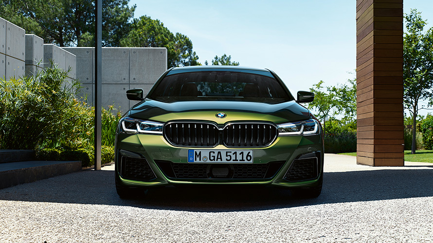 BMW M550i xDrive Berlina G30 LCI Renovación 2020 BMW Individual Verde Ermes metalizado, vista del frontal 