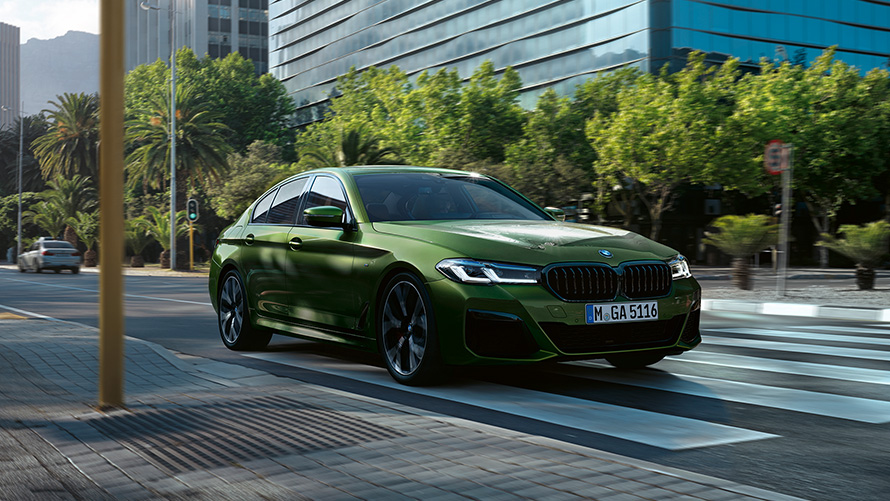 BMW M550i xDrive Berlina G30 LCI Renovación 2020 BMW Individual Verde Ermes metalizado, vista de tres cuartos del frontal, en marcha