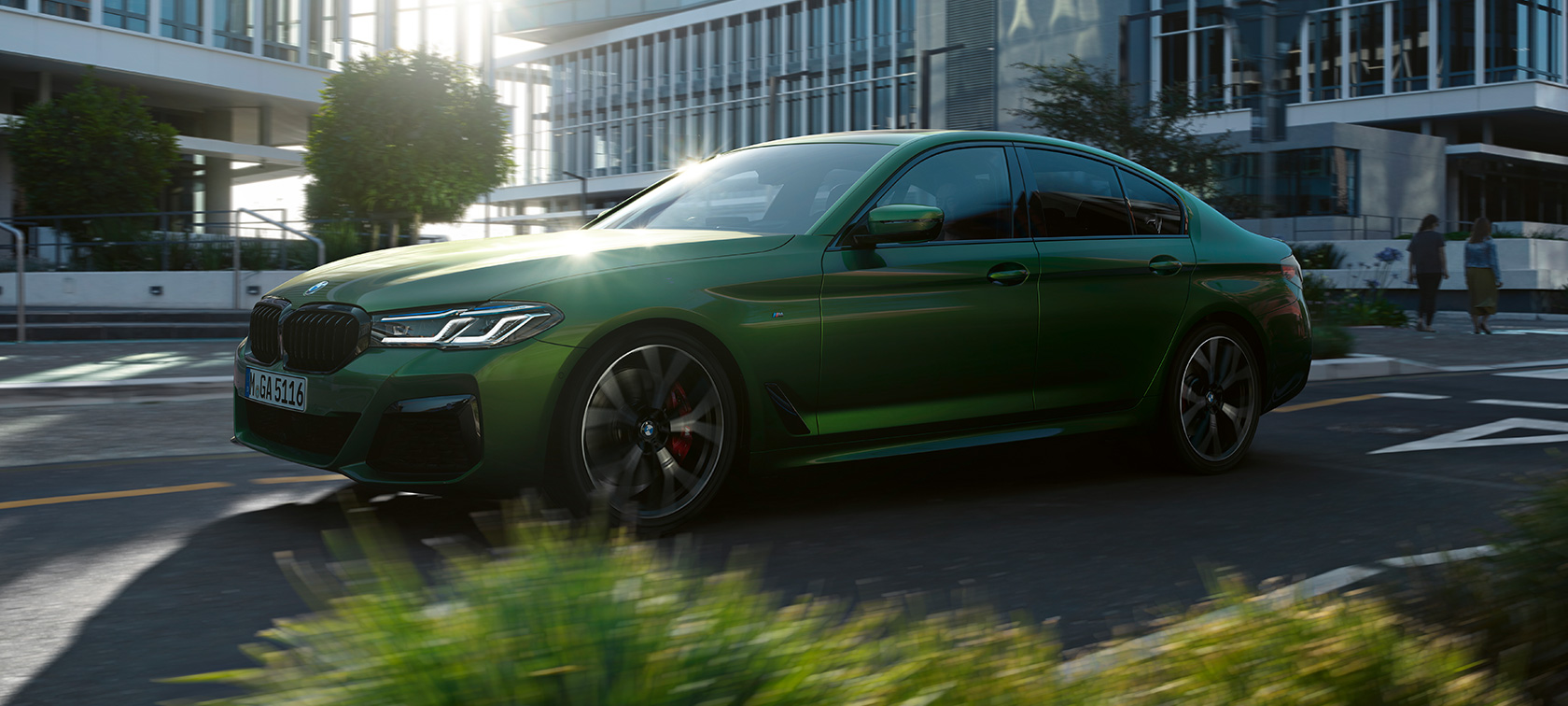 BMW M550i xDrive Berlina G30 2020 Vista del lateral, en marcha BMW M550i xDrive Berlina G30 LCI Renovación 2020 BMW Individual Verde Ermes, vista del lateral, en marcha
