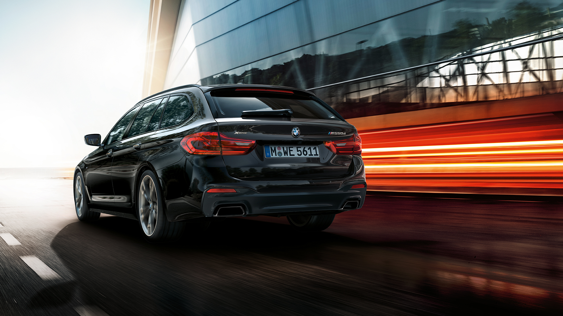 Vista de tres cuartos de la zaga BMW M550d xDrive Touring BMW M550d xDrive Touring G31 Azuritschwarz metalizado, vista de tres cuartos de la zaga