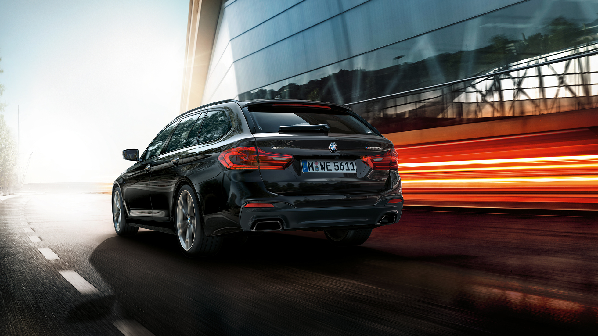 Diseño exterior BMW M550d xDrive Touring Diseño exterior del BMW M550d xDrive Touring G31 Azuritschwarz metalizado, vista de tres cuartos de la zaga del deportivo familiar