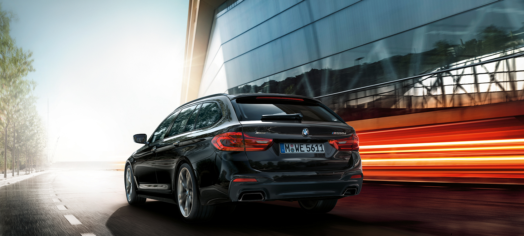 Vista de tres cuartos de la zaga BMW M550d xDrive Touring BMW M550d xDrive Touring G31 Azuritschwarz metalizado, vista de tres cuartos de la zaga del coche familiar deportivo