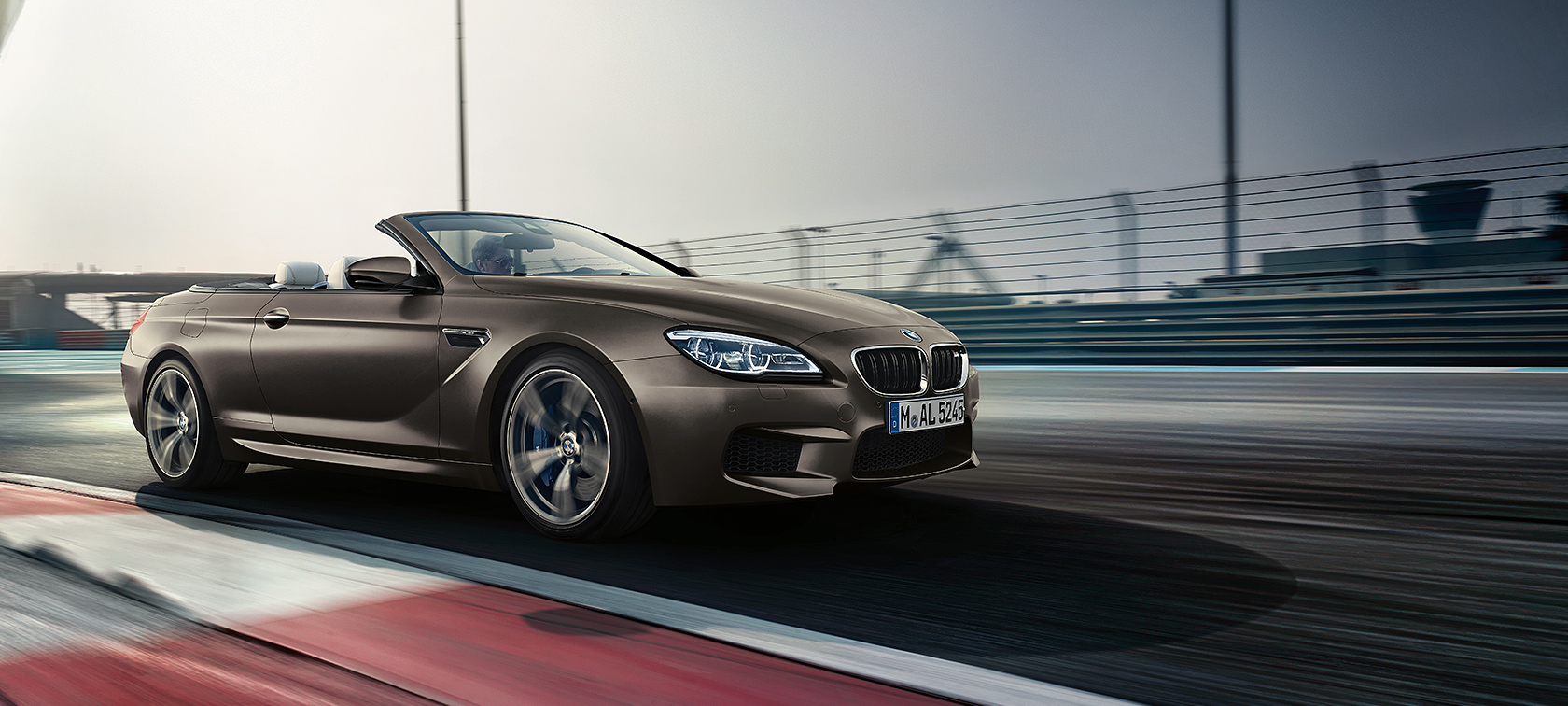  BMW M6 Cabrio en color marrón. Vista lateral del descapotable deportivo en el circuito