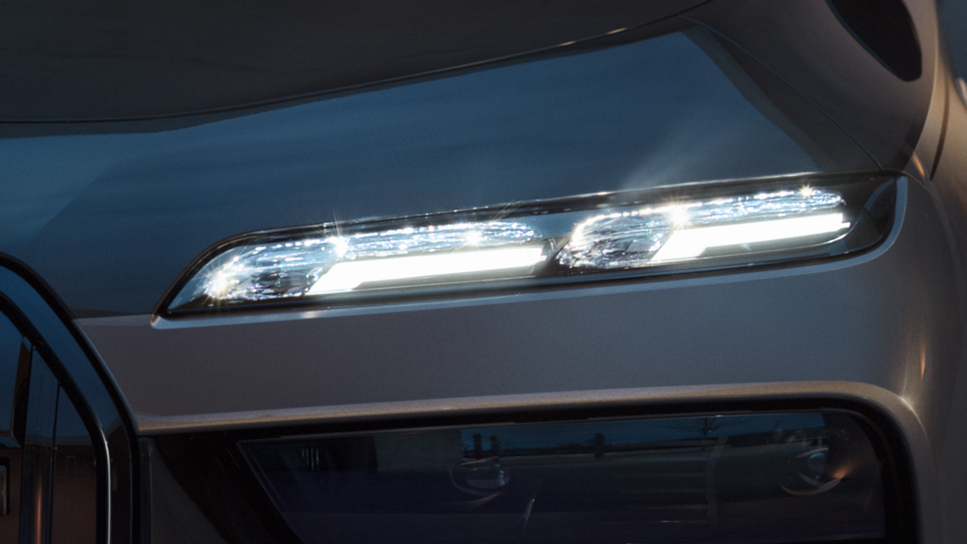 Faros de cristal BMW "Iconic Glow" BMW M760e xDrive Berlina G70 Faros de cristal BMW "Iconic Glow" BMW M760e xDrive Berlina G70 Pintura bicolor BMW Individual Black Sapphire metalizado BMW Individual Dravit Grey metalizado, primer plano, con luz encendida