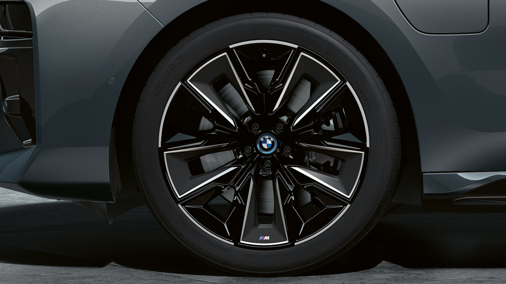 Llantas aerodinámicas M de 21 pulgadas estilo 909 M en multicolor BMW M760e xDrive Berlina G70 Llantas aerodinámicas M de 21 pulgadas estilo 909 M en multicolor BMW M760e xDrive Berlina G70 Paquete M Performance, pintura bicolor BMW Individual Black Sapphire metalizado BMW Individual Dravit Grey metalizado