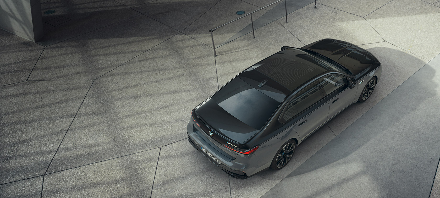 BMW M760e xDrive Berlina G70 Paquete M Performance BMW M760e xDrive Berlina G70 Paquete M Performance, pintura bicolor BMW Individual Black Sapphire metalizado BMW Individual Dravit Grey metalizado, vista aérea