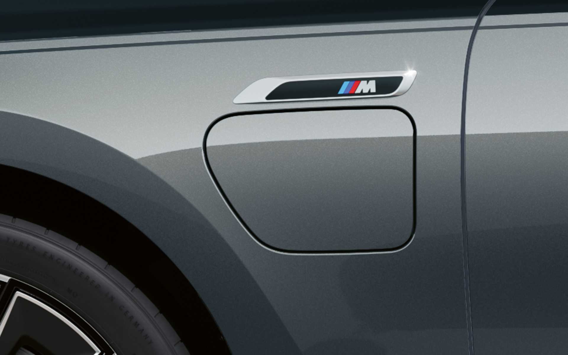 Distintivo "M" BMW M760e xDrive Berlina G70 Paquete M Performance Pintura bitono BMW Individual Black Sapphire metalizado BMW Individual Dravit Grey metalizada, vista lateral en detalle