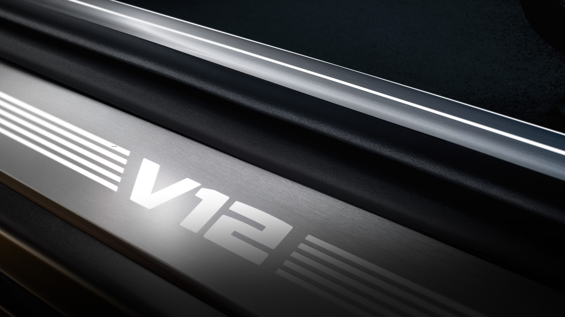 Moldura de entrada BMW con anagrama V12 BMW M760Li xDrive Berlina, interior del BMW M760Li