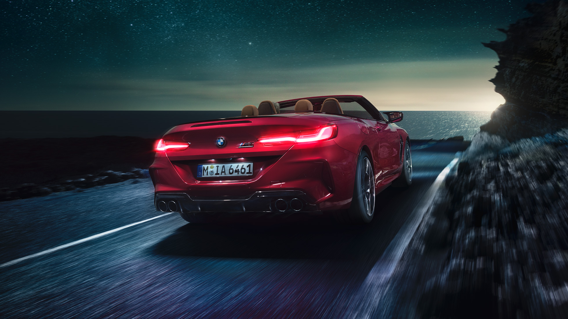 BMW M8 Competition Cabrio, vista de tres cuartos de la zaga F91. BMW M8 Competition Cabrio en color Motegi Rot metalizado con la capota abierta F91