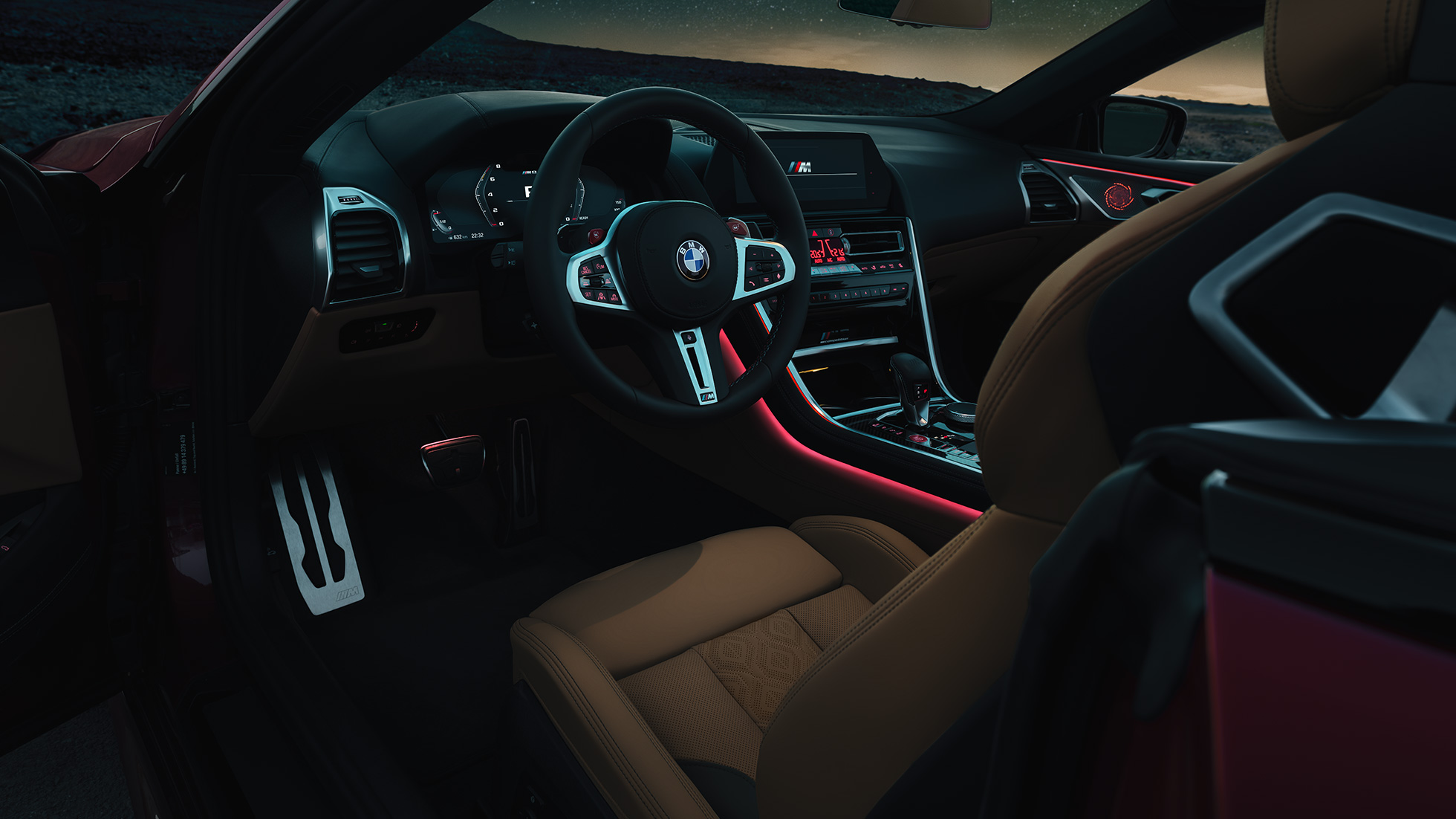 BMW M8 Competition Cabrio, puesto de conducción F91. BMW M8 Competition Cabrio, puesto de conducción de noche con volante M de cuero y luz ambiente roja F91.