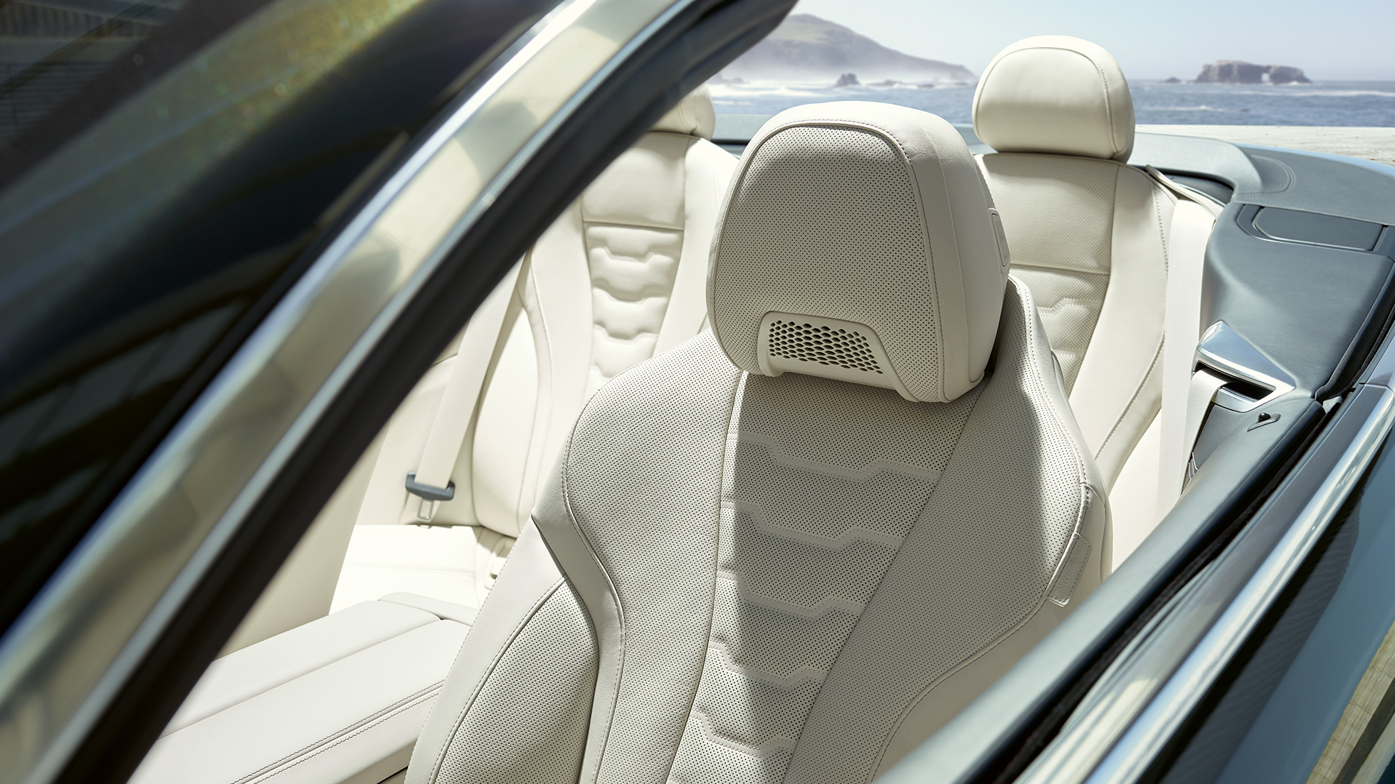 BMW M850i xDrive Cabrio, asientos multifunción para el conductor y el acompañante. BMW M850i xDrive Cabrio en Dravitgrau metalizado con la capota abierta, interior con asientos multifunción en cuero Merino BMW Individual Elfenbeinweiss.