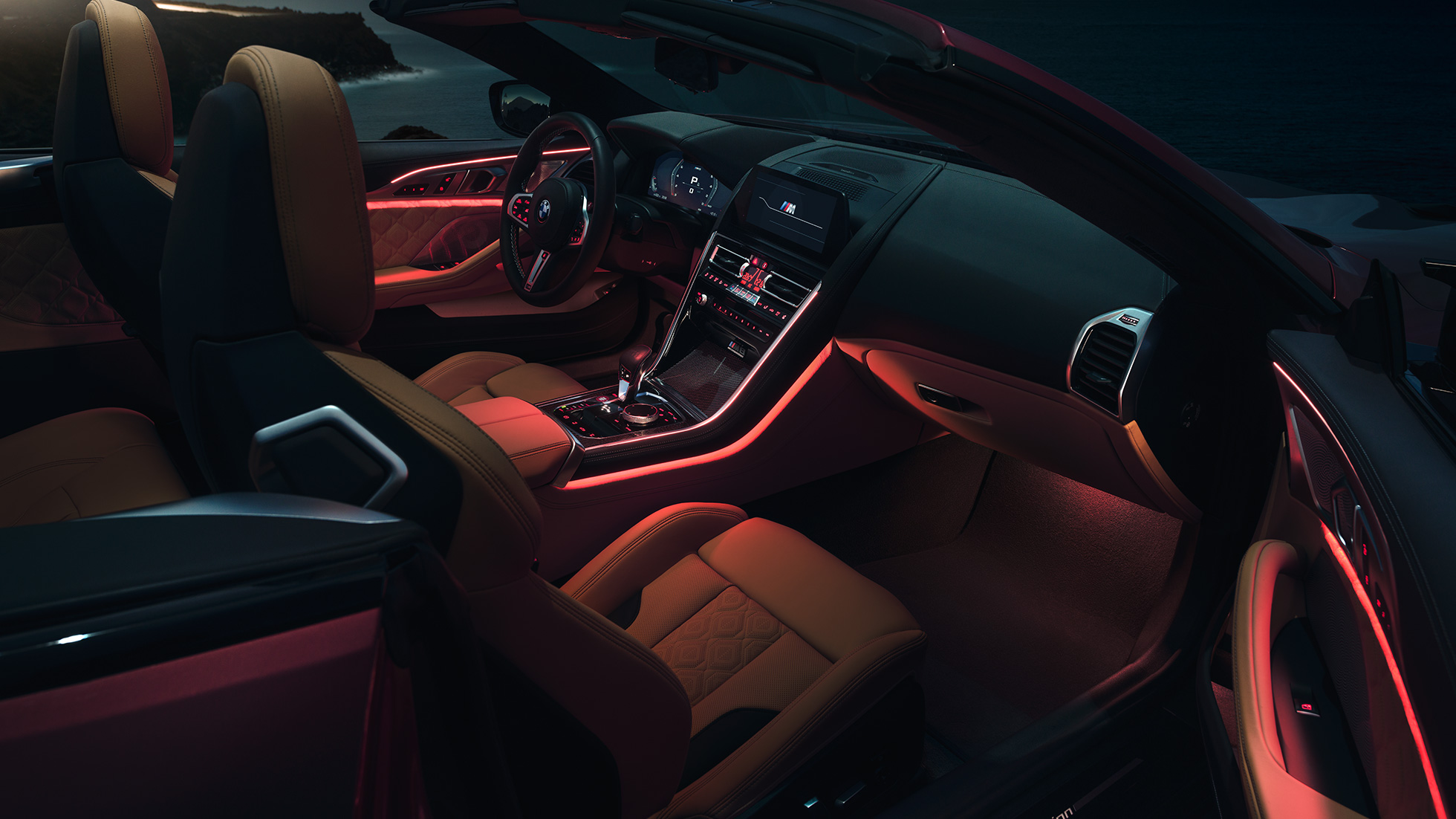BMW M8 Competition Cabrio, interior F91 BMW M8 Competition Cabrio con la capota abierta, interior con luz ambiente roja por la noche F91.