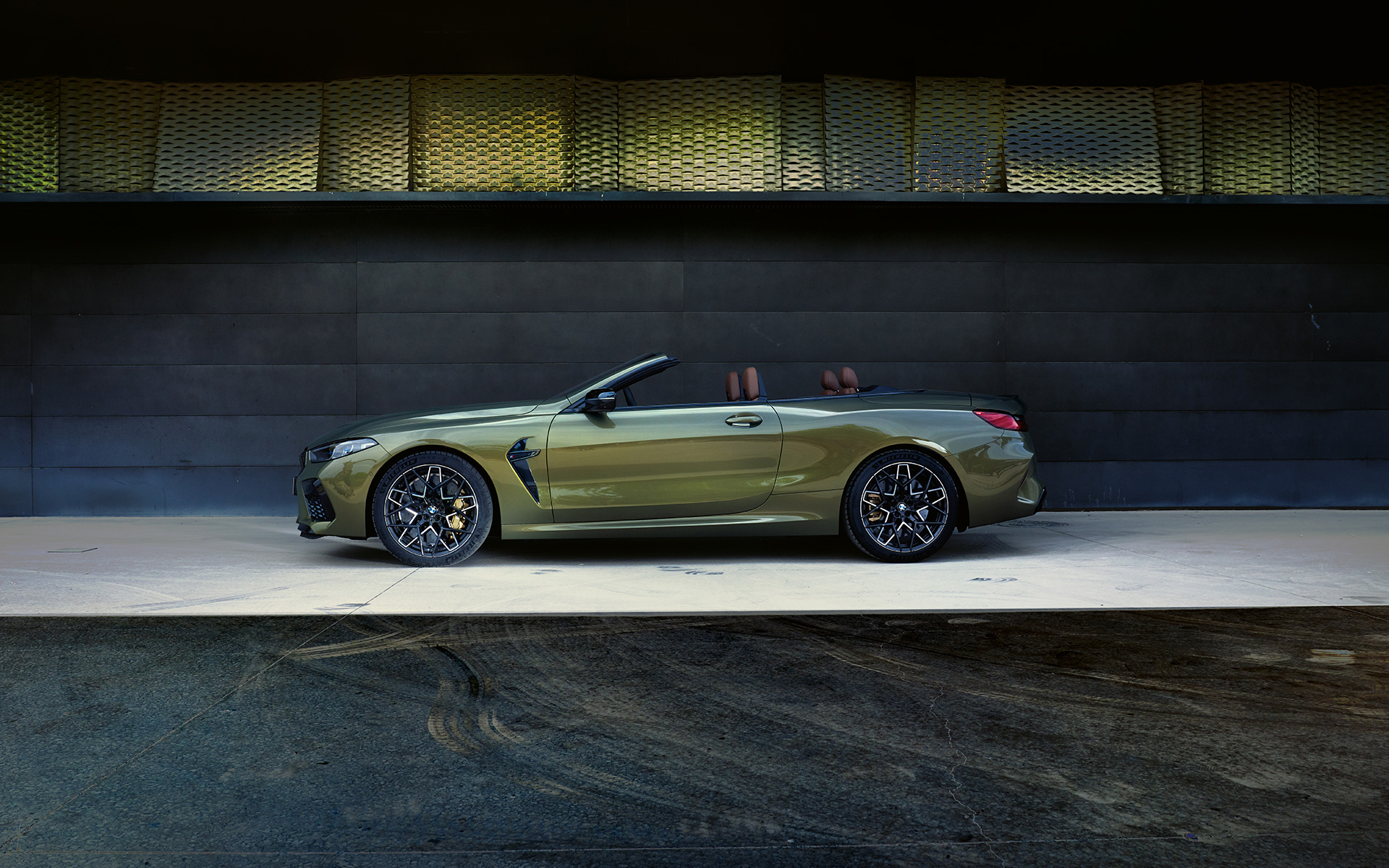 BMW M8 Competition Cabrio F91 LCI Renovación 2022 BMW Individual Brass metalizado, vista lateral en escenario
