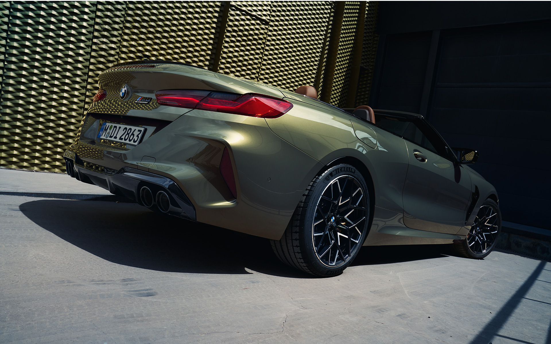 BMW M8 Competition Cabrio F91 LCI Renovación 2022 BMW Individual Brass metalizado, vista de tres cuartos de la zaga, imagen desde ángulo bajo