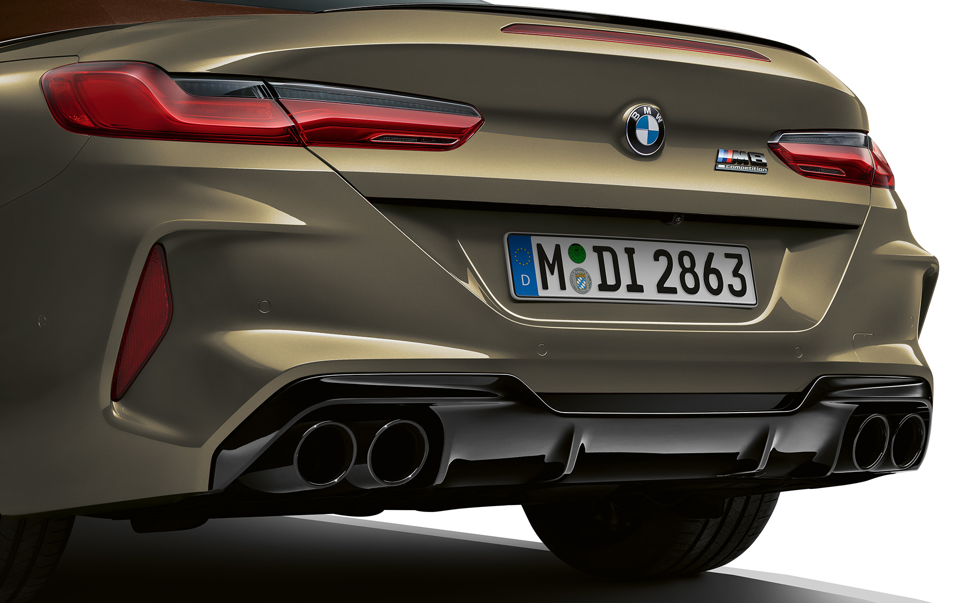 BMW M8 Competition Cabrio F91 LCI Renovación 2022 BMW Individual Brass metalizado, vista de la zaga, primer plano