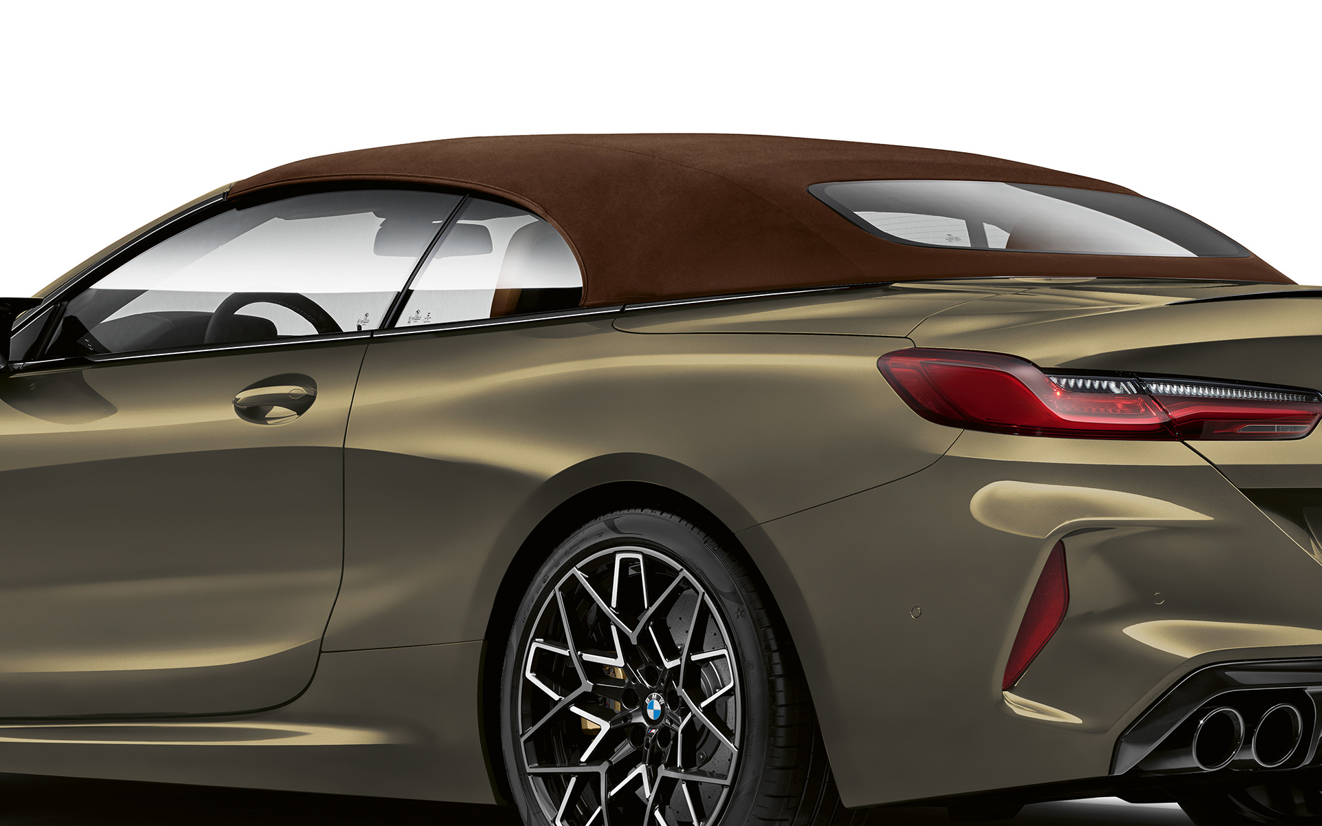 BMW M8 Competition Cabrio F91 LCI Renovación 2022 BMW Individual Brass metalizado, vista de tres cuartos de la zag
