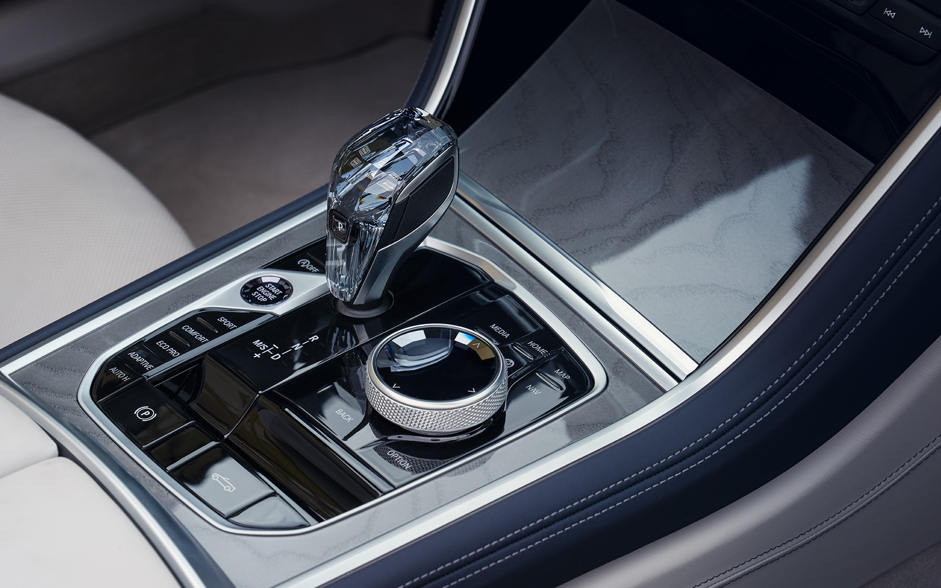 BMW M850i xDrive Cabrio G14 LCI Renovación 2022 Selector de cambio con acabados de cristal "CraftedClarity", primer plano