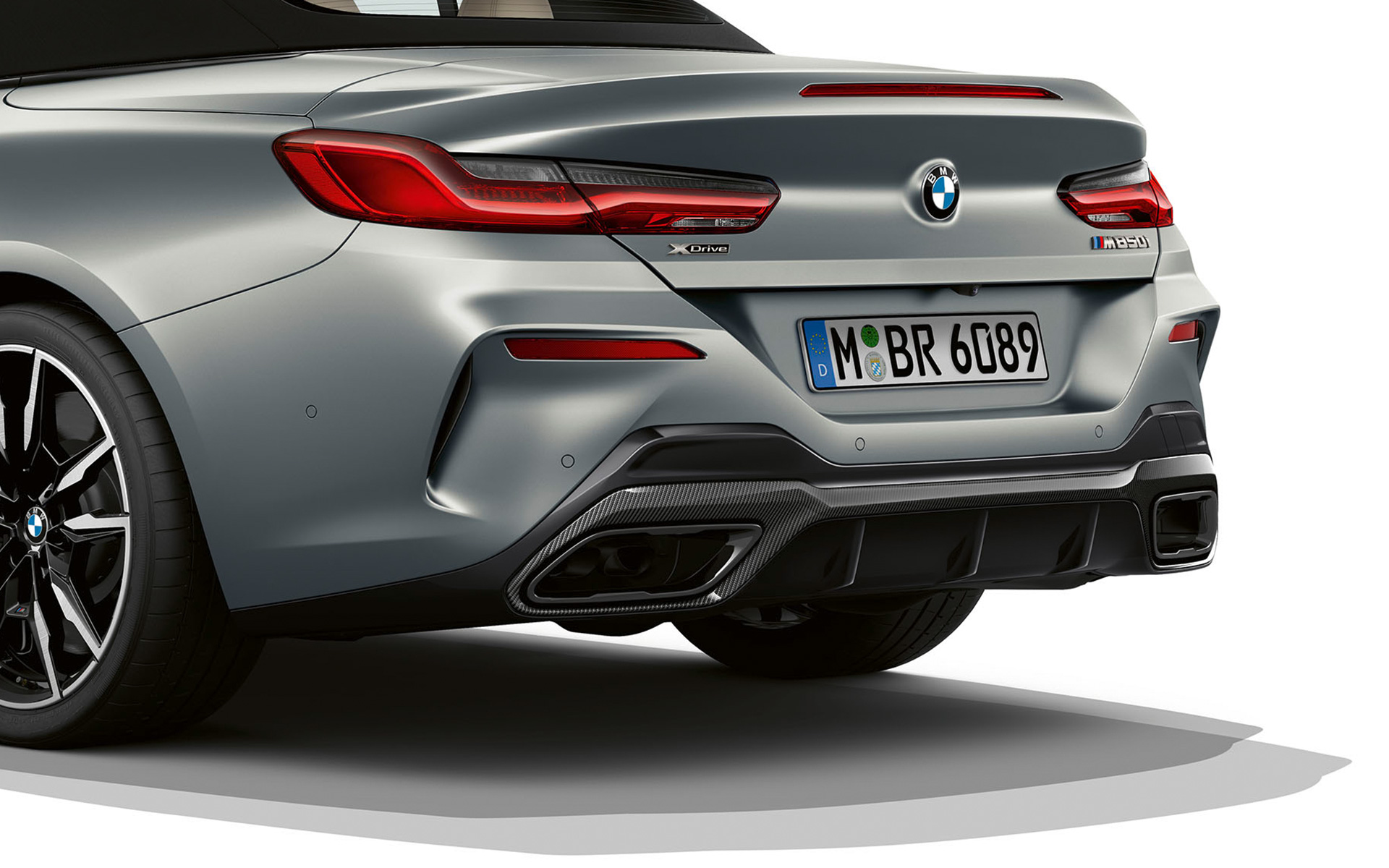 BMW M850i xDrive Cabrio G14 LCI Renovación 2022 BMW Individual Frozen Pure Grey metalizado, vista de tres cuartos de la zaga, faldón trasero, primer plano