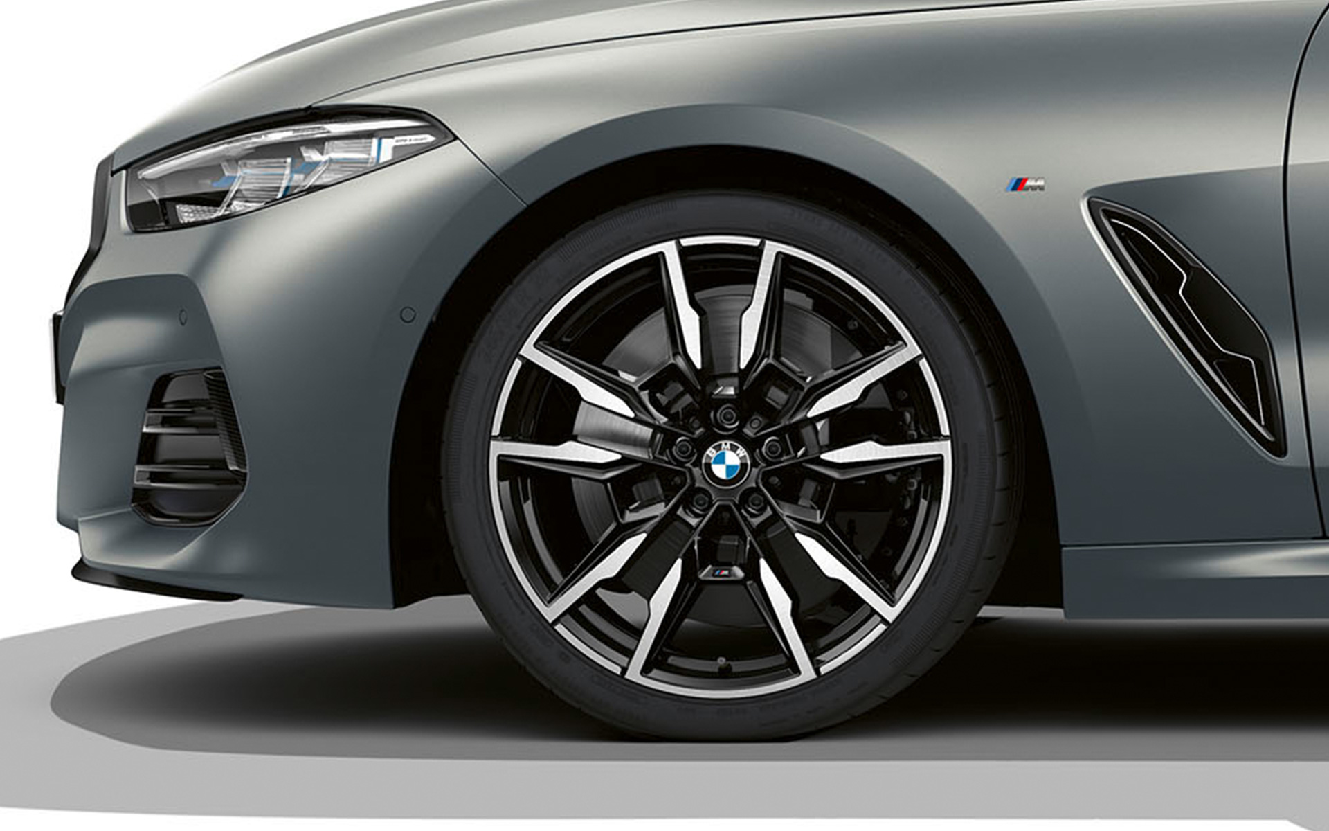BMW M850i xDrive Cabrio G14 LCI Renovación 2022 BMW Individual Frozen Pure Grey metalizado, llantas de aleación ligera M de 20 pulgadas con radios dobles estilo 894 M, primer plano