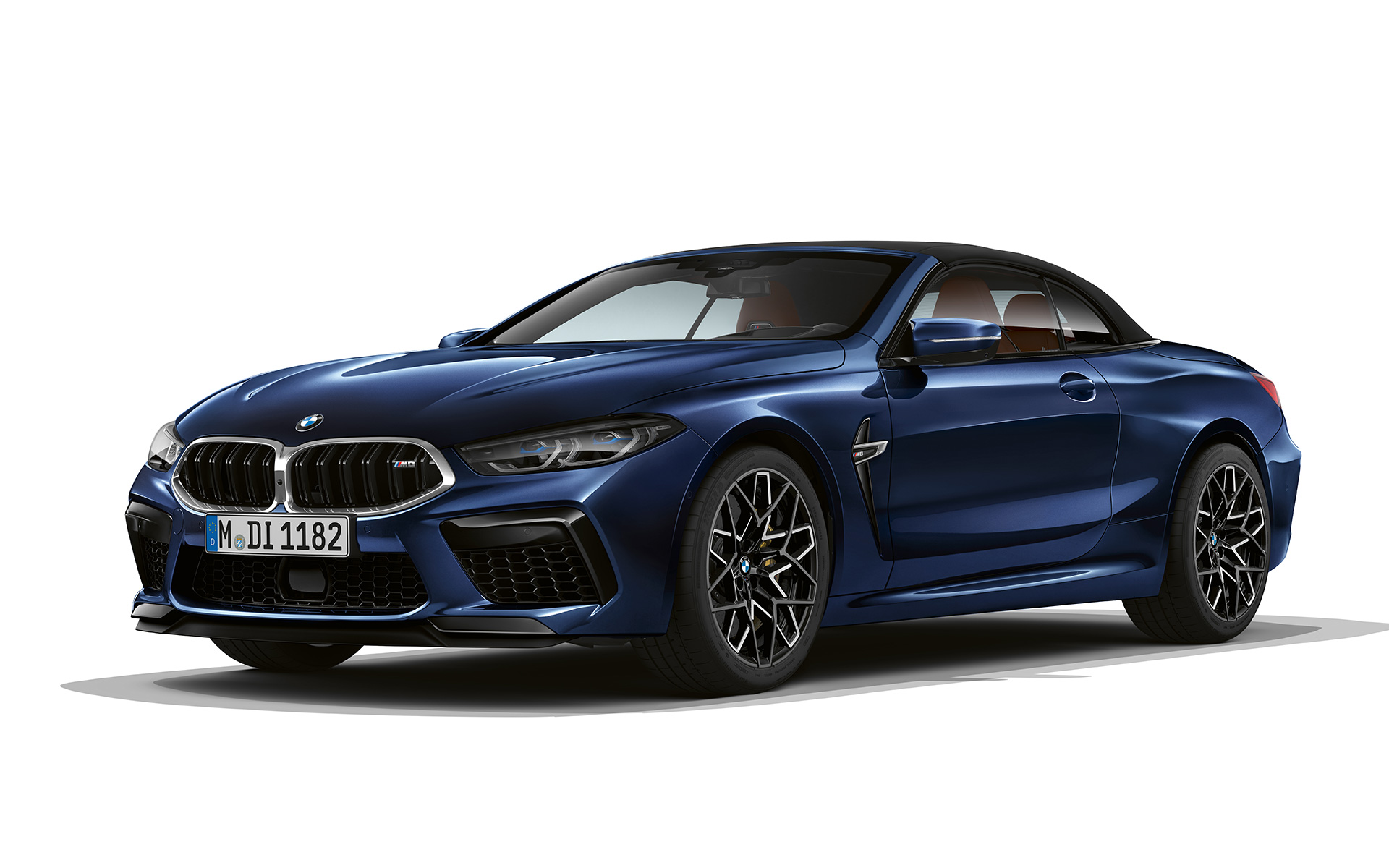 Nuevo BMW M8 Cabrio F91 LCI Renovación 2022 BMW Individual Tanzanite Blue metalizado, vista de tres cuartos del frontal