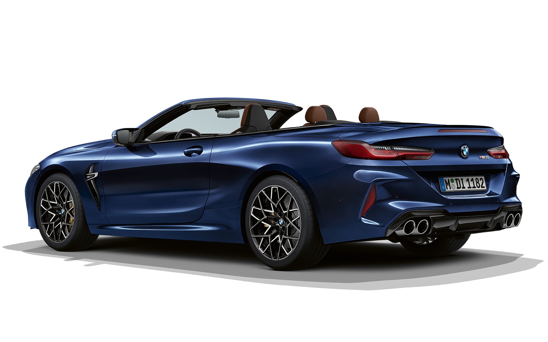Nuevo BMW M8 Cabrio F91 LCI Renovación 2022 BMW Individual Tanzanite Blue metalizado, vista de tres cuartos de la zaga