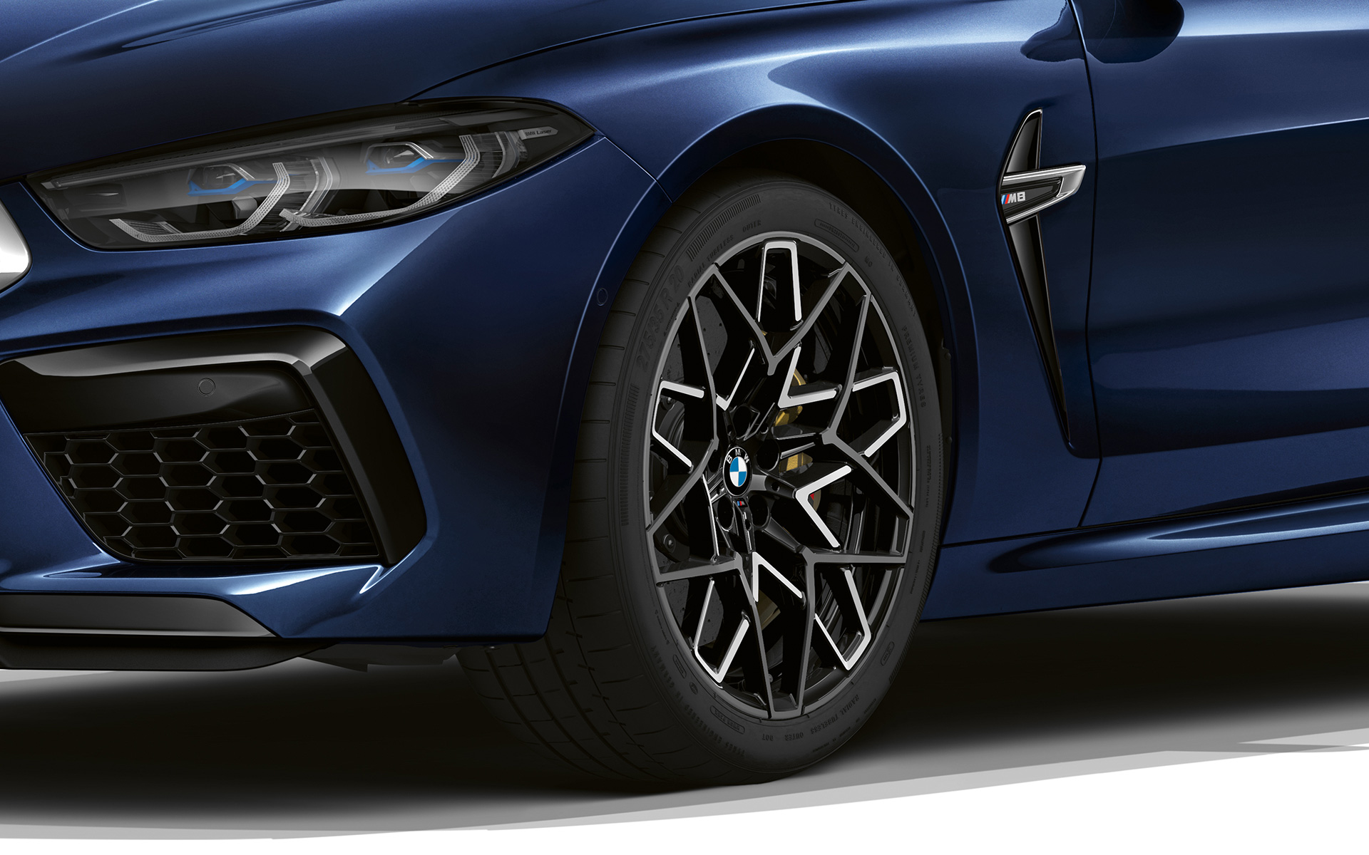 Nuevo BMW M8 Cabrio F91 LCI Renovación 2022 BMW Individual Tanzanite Blue metalizado, llantas de aleación ligera M de 20 pulgadas con radios en estrella estilo 813 M en bicolor, primer plano