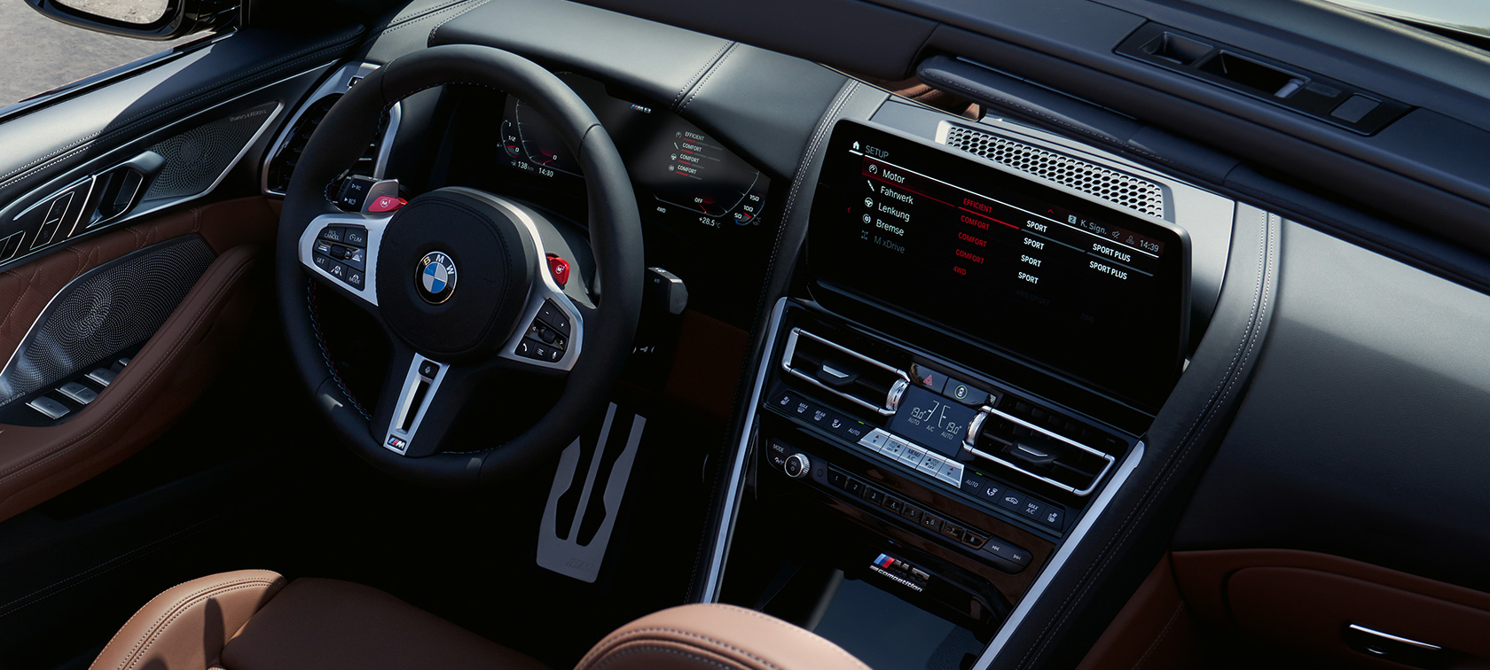 BMW M8 Competition Cabrio F91 LCI Renovación 2022 puesto de conducción, display de control BMW M8 Competition Cabrio F91 LCI Renovación 2022 puesto de conducción, display de control