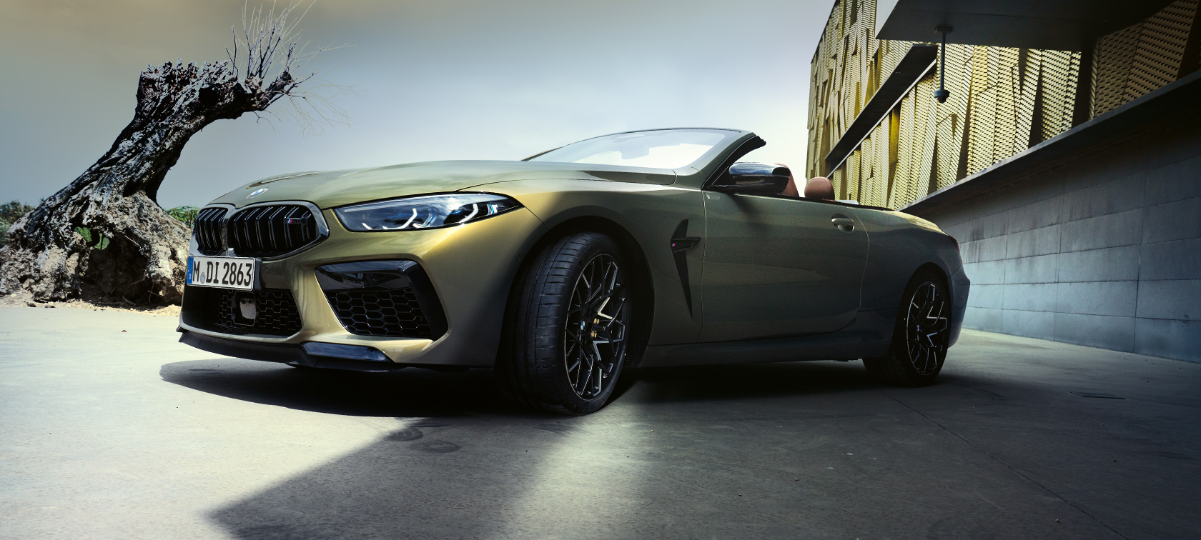 BMW M8 Competition Cabrio F91 LCI Renovación 2022 BMW Individual Brass metalizado, vista de tres cuartos del frontal, perspectiva desde ángulo inferior