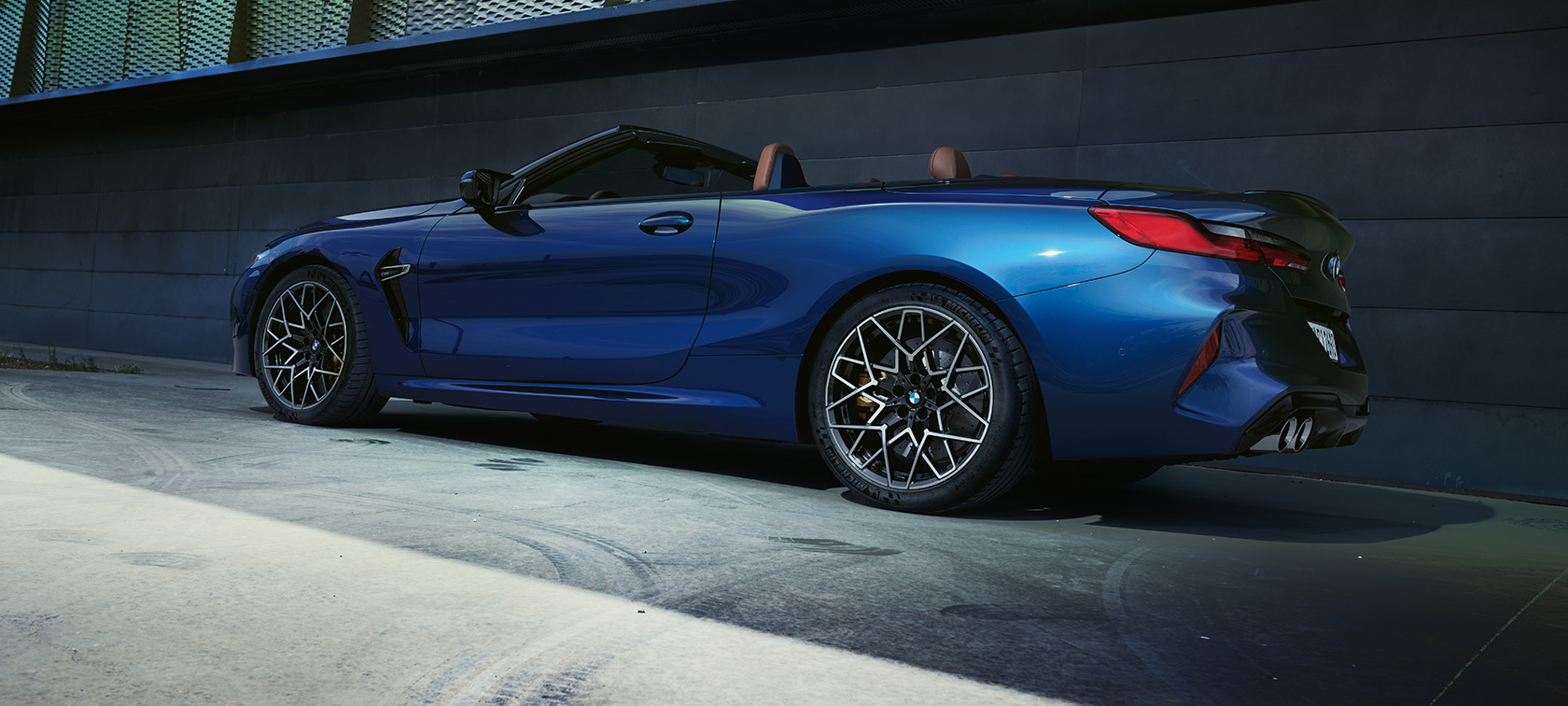 Nuevo BMW M8 Cabrio F91 LCI Renovación 2022 BMW Individual Tanzanite Blue metalizado, vista de tres cuartos de la zaga