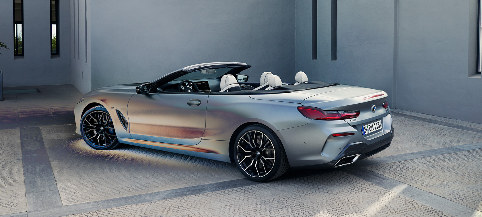 BMW M850i xDrive Cabrio G14 LCI Renovación 2022 BMW Individual Frozen Pure Grey metalizado, vista de tres cuartos de la zaga, parado