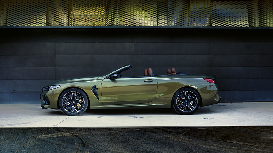 Datos técnicos BMW M8 Competition Cabrio F91 LCI Renovación 2022 BMW M8 Competition Cabrio F91 LCI Renovación 2022 BMW Individual Brass metalizado, vista lateral, en escenario, datos técnicos
