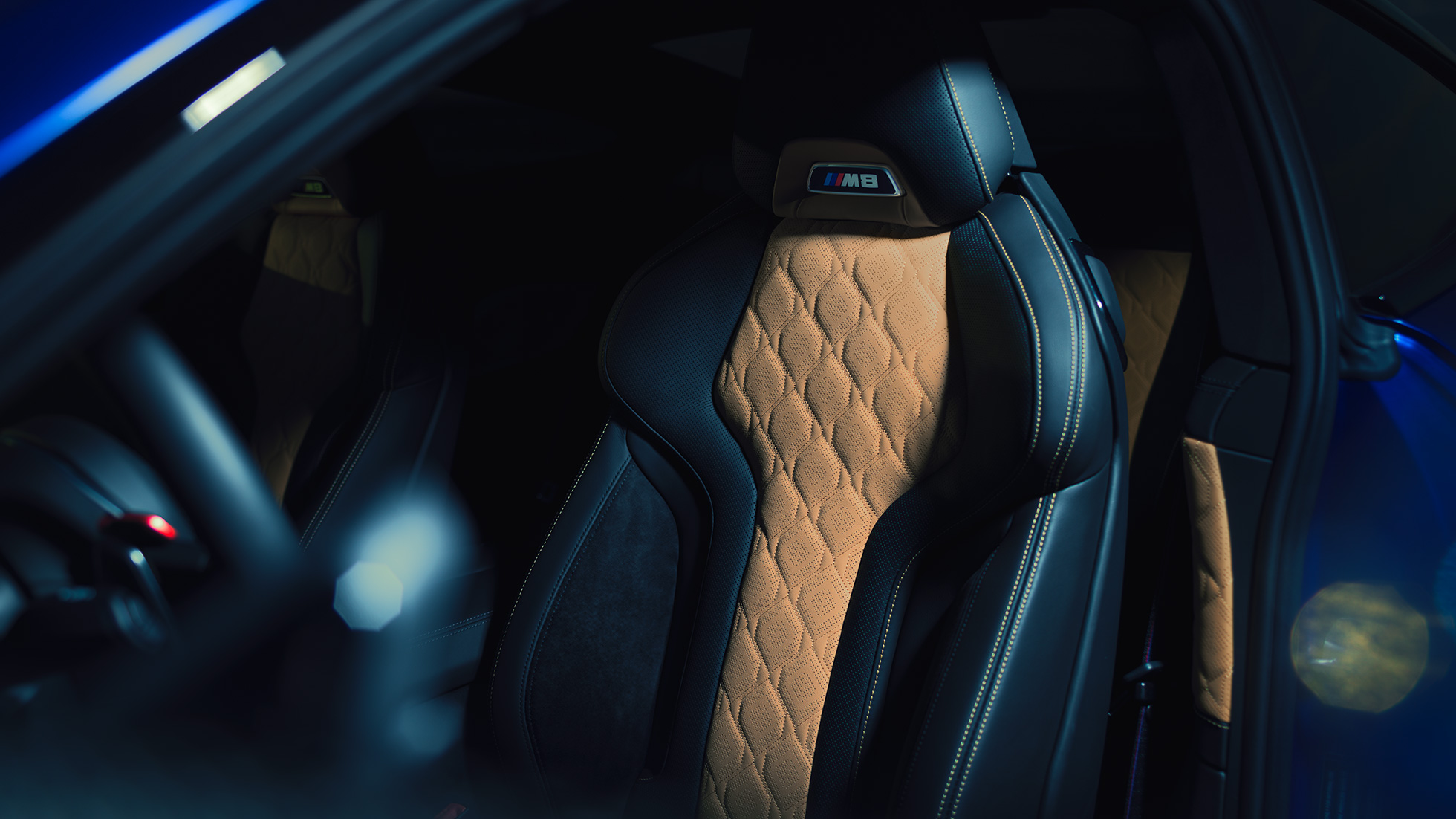 BMW M8 Competition Coupé, asiento deportivo M. BMW M8 Competition Coupé, asiento deportivo M con distintivo «M8» y tapicería en cuero integral Merino Schwarz con contrastes en Midrand Beige.