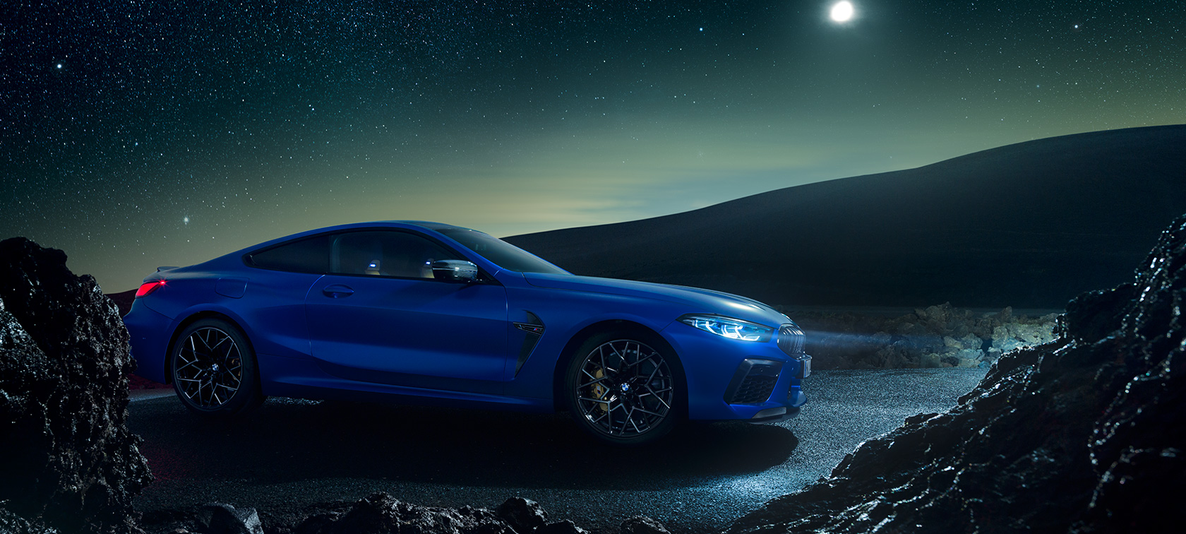 BMW M8 Coupé en color azul. Vista lateral del coche coupé y datos técnicos BMW M8 Coupé en color azul. Vista lateral del coche coupé y datos técnicos